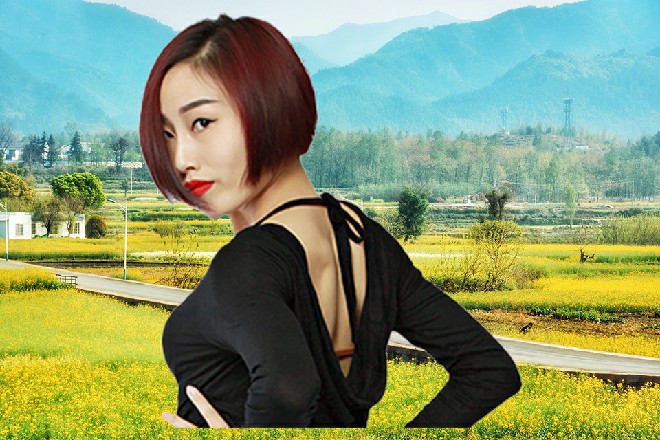 红色妖姬懒得搭理他，他现在烦得很，没时间陪这些小混混胡闹