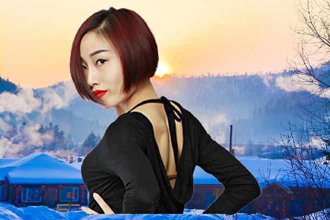 这时候，一个女弟子给兰胜男轻轻披上了外衣，免得她受凉