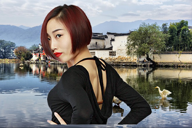 而红色妖姬的右爪如同白骨一般，直接抓在了圣堂骑士的肩膀上