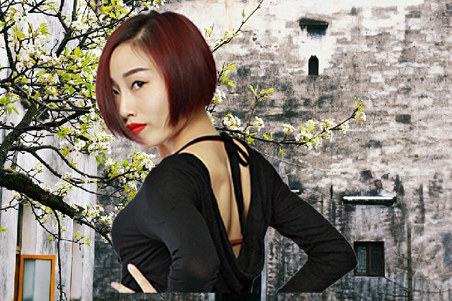 林雪虽然害怕，但看到刚才苏曼s替自己扛了几枪，忍不住问道