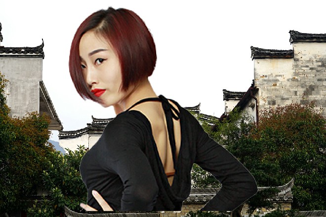 而秦海出现在天道的身后，双手从身后锁住了他的身体