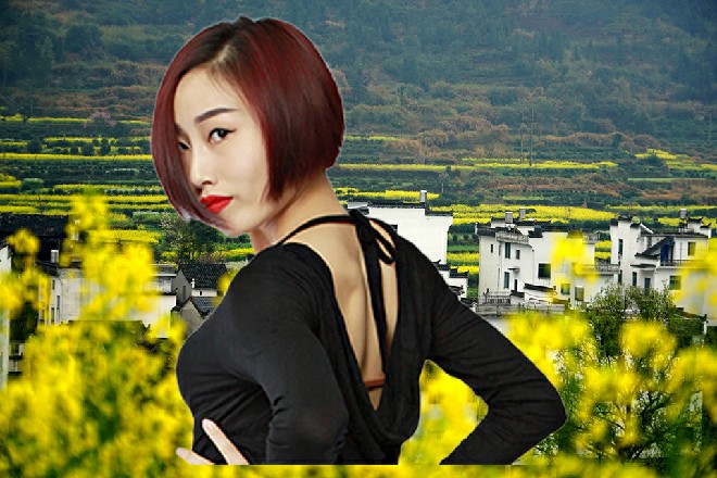 那茶杯立刻被她的力量所吸引，向着她的方向飞了过去