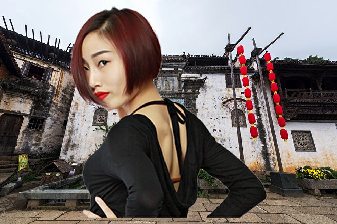 他身上肌肉线条分明，就算王玥也忍不住多看了两眼