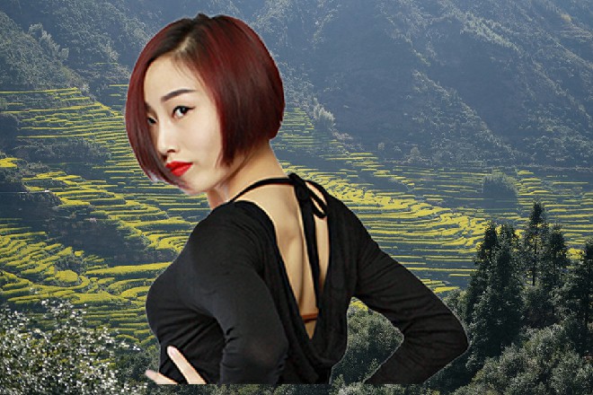 两个人贴的这么近，伊轩甚至能闻到那罗莉身上的幽香