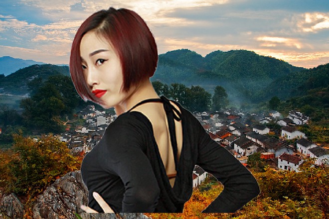 但艾伦一点都没有放松，她召唤出两把光锤，握在手中