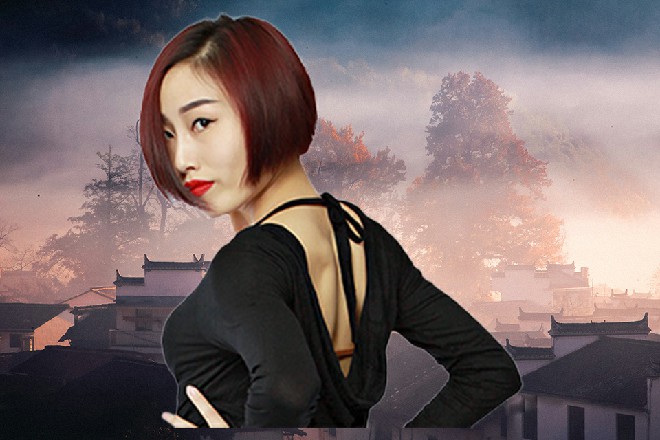 想到这里，红色妖姬走到了神殿的窗子前面，看着外面的云彩