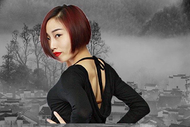 若依点点头，也没多想其他的，指了一下身后的罗芙说道