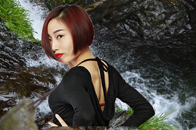 说着，他脚踩轻功，直接向着光芒出现的地方飞驰过去