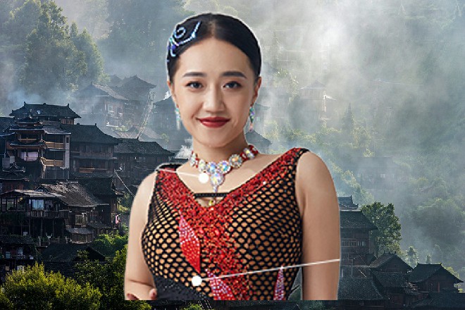 但红色妖姬站在下面，张开了胳膊，大声说道：想活下来，就跳