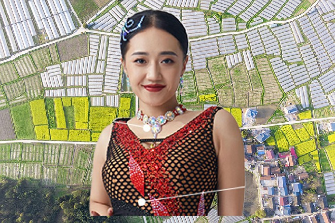 两个人对视了半分钟，罗莉镇定下来，干咳两声，说道