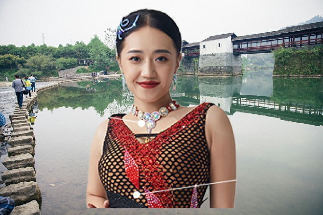 金发美女轻轻整理了一下自己的头发，现在，我只是个罪人