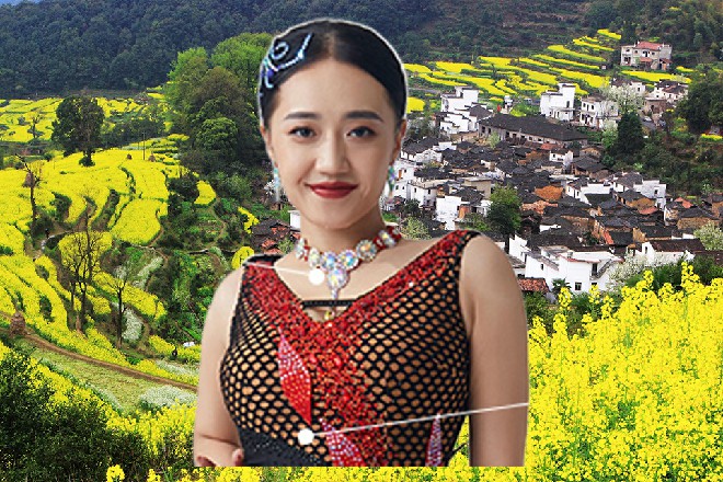 一个声音在伊轩的旁边响起，伊轩听到这声音顿时一惊