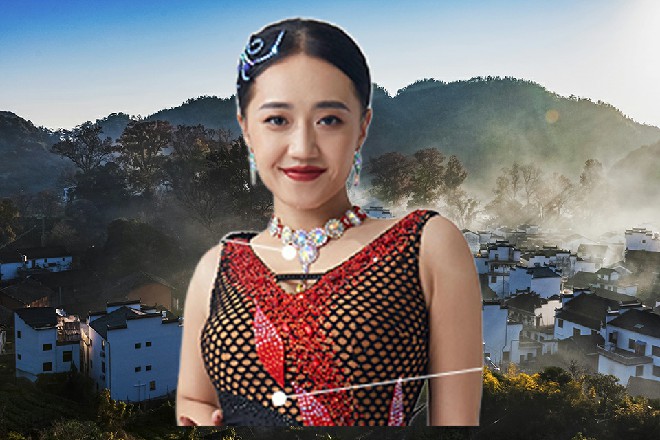 一股巨大的压力倾斜下来，两个皇级高手直接摔回到地面上