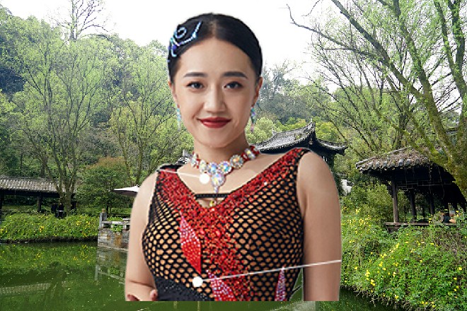 天道身体轻轻站了起来，站在那天台上，衣摆随着风舞动