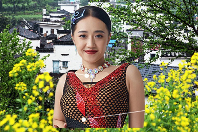 龙枭涯的身体直接被打的飞了起来，下巴都被打碎了