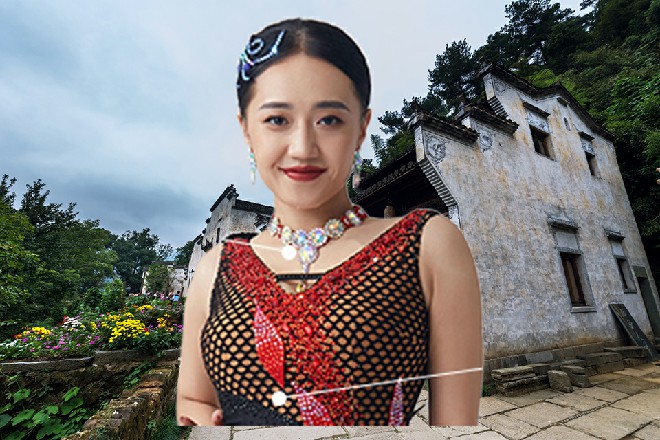 红色妖姬深吸了一口气，直接抬腿走进了这醉心湖的湖下世界