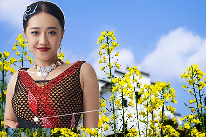 一个三十多岁的女人赶忙走了过来，把这小女孩给抱走了