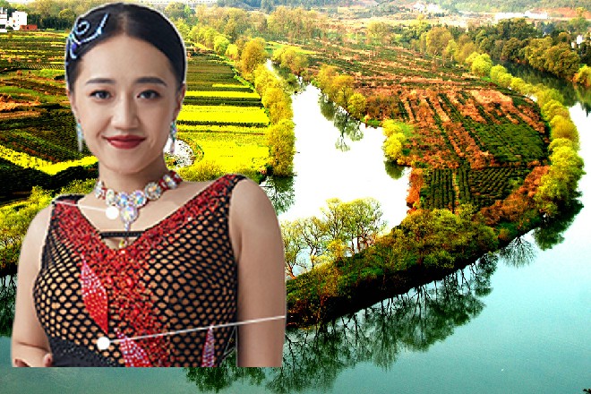 她尴尬地站在那里，苏曼s转过身来，抚摸着小俊的脑袋说道