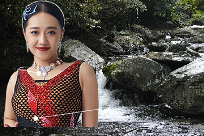 这木棍不断击飞那些火焰弹，把它们都打在空中炸开