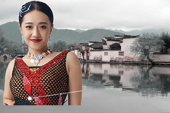 但武皇的拳头打在了Abb的手腕上，让Abb的剑掌落空