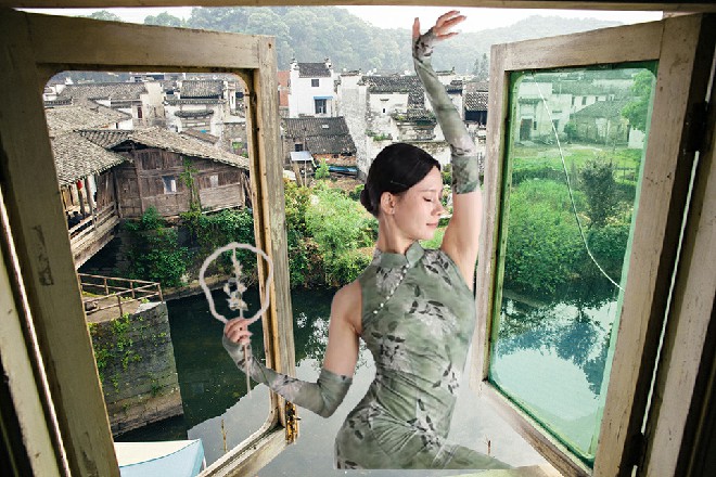 擎仓跳到空中，接着一跃而下，双掌向着红色妖姬不断拍过来