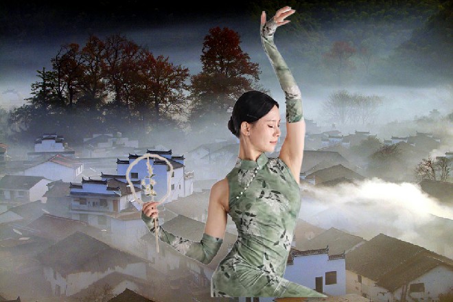 他狼狈地伸出手，抓在了擂台的边缘，勉强没有掉下去