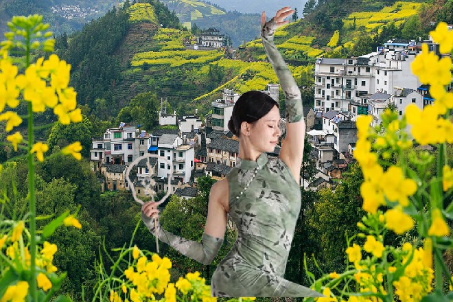 此时，光头拎着一把西瓜刀，看着自己，有点犹豫不决