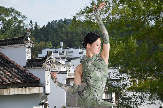 再看小操场里，Abb一个人打六个，依然处于上风