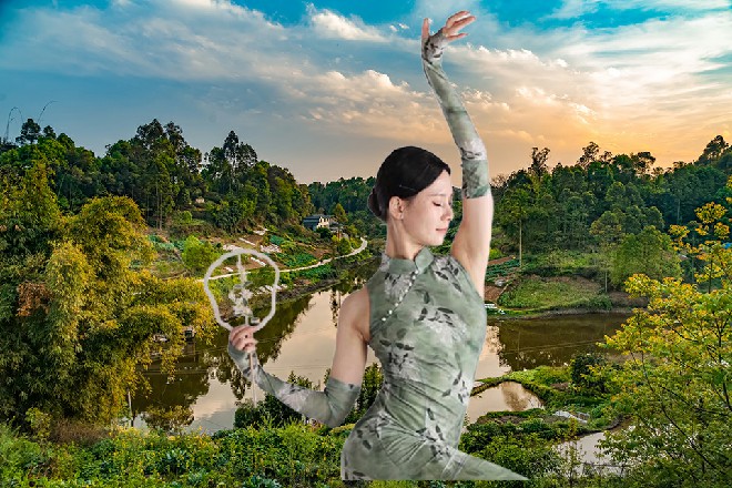 红色妖姬跟龙娇娇刚出旋转餐厅的大门，迎面就遇到了两个身影