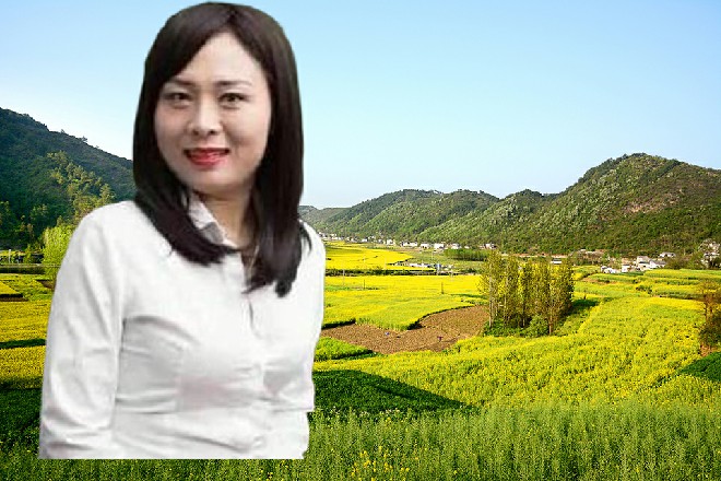 她见到于大山，赶忙收起正在玩的手机，跟红色妖姬打了个招呼