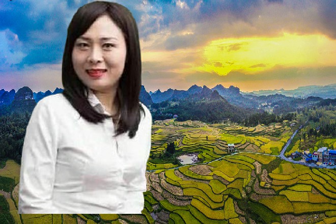 许磊大手一挥，一副金色的牌匾亮了出来，上面写着一生有财