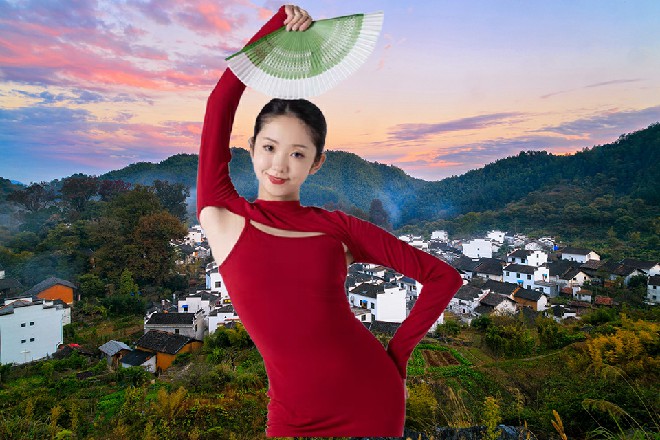 面具上面是一个狰狞的恶魔的面孔，带着一点凶煞之气