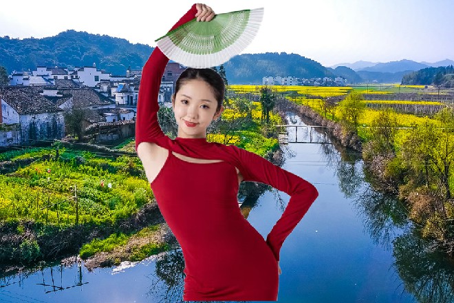 龙易脸上挂着笑容，他正享受着一个女人的肩部按摩