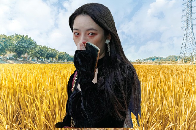 她只有那黑白分明的眸子可以转动，紧紧盯在红色妖姬的身上