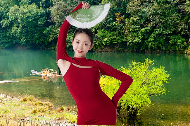 罗芙虽然性子有点傲，但现在还算客气，毕竟是跟人问路