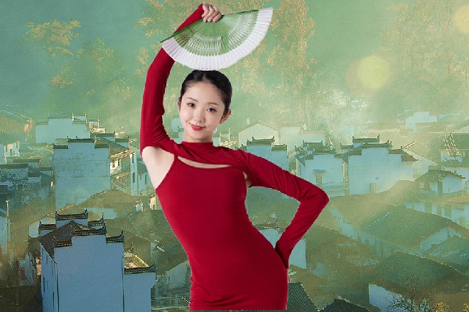 她偷偷在若依的兜里塞了一张名片，上面有她的电话号码