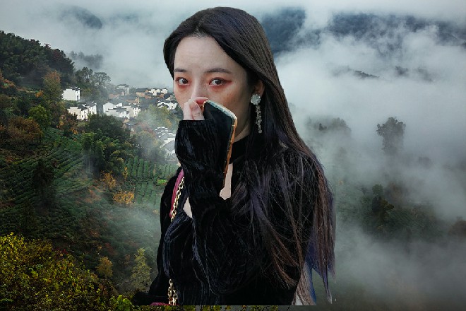 王玥召唤出了这把枪，看着站在那里的秦龙，急得半死