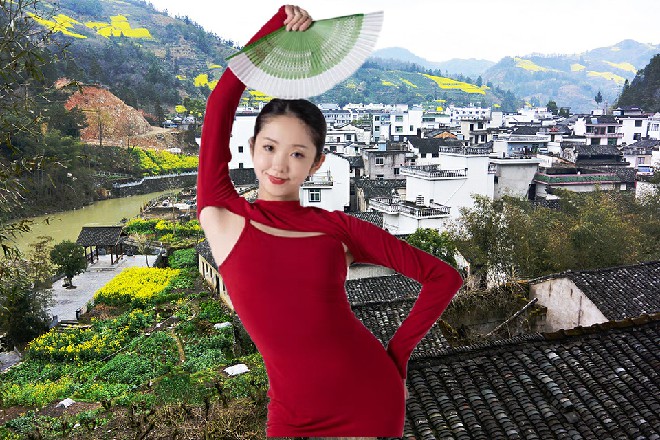 子弹从男子的太阳穴飞出去，把他的脑袋都给打爆了