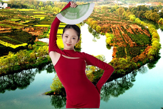 诺曦S落回到水中，直接从下面一掌打在潜水艇的底部