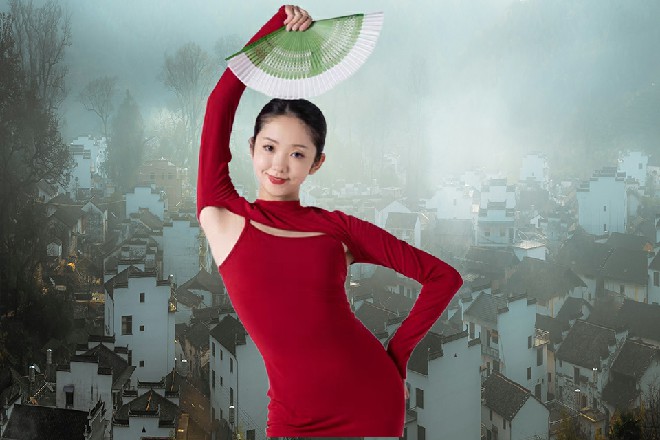 说着，他的爪子再次无视了空间，直接抓向了红色妖姬的喉咙