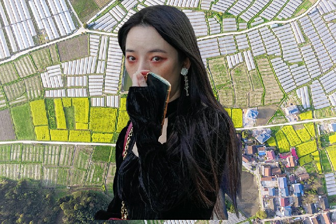 几个人连忙给冷优优让路，红色妖姬这才又撑起船，往里面开去