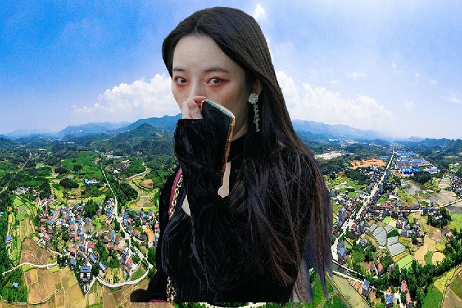 草薙上司身形出现在伊轩面前，一拳打在了他的手臂上