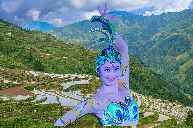 她这身上的白衣十分的简单朴素，但却不能掩饰她的美丽