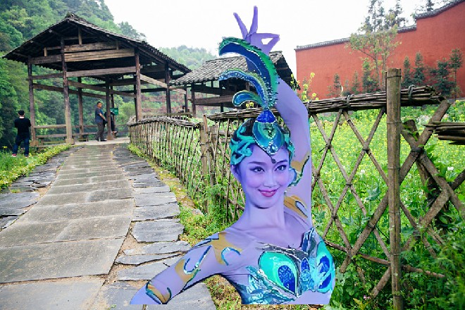 他一扭头，钻到了旁边的拐弯处，向着港口的海面跑去