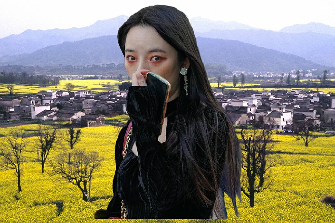 地面跟着微微颤抖了一下，两个清晰的脚印陷了下去