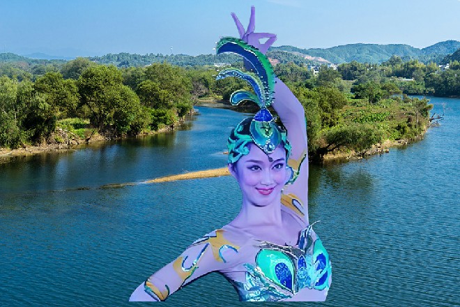 朱雀看了王玥一眼，也伸出手来，画下了朱雀的符号