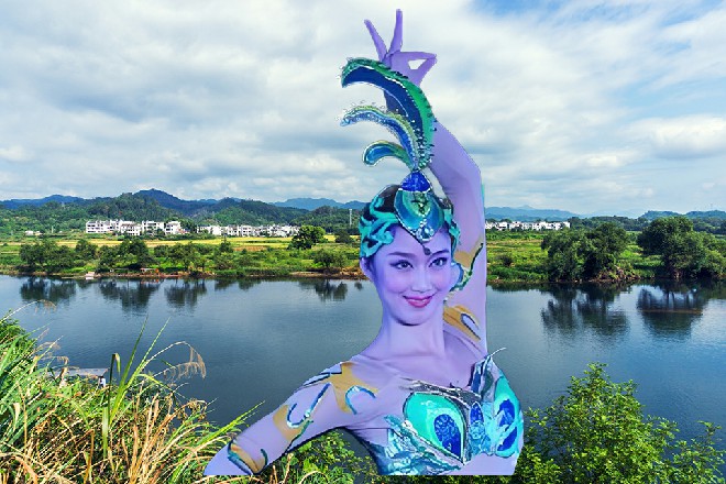 他眼中发出一道白光，背后冒出一轮白色的光环，慢慢旋转