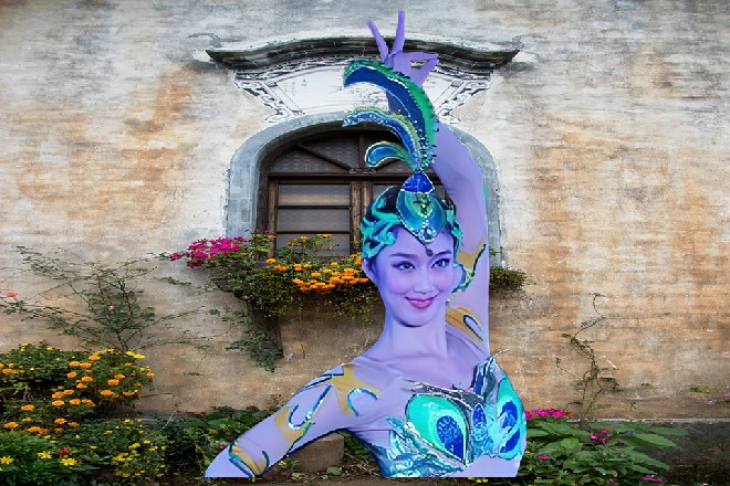 说着，小萝莉忽然把自己手里一直玩弄的小熊给丢了出来