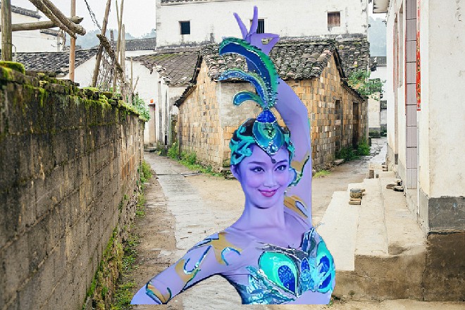 他们坐着电动车，行驶了五分钟，才来到了他们的场地