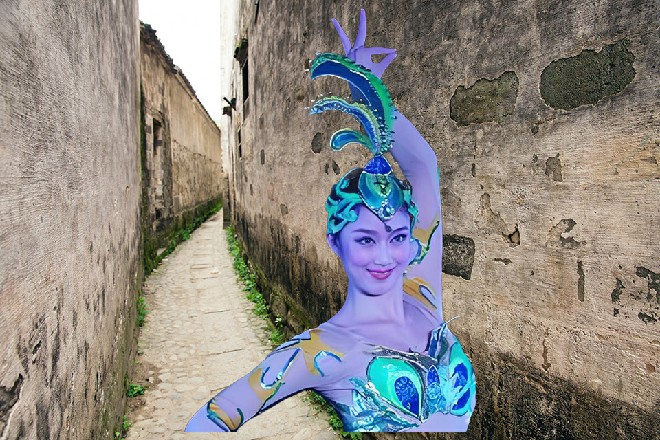 红色妖姬已经完全陷入了传功的状态，对周围的一切都感知不到